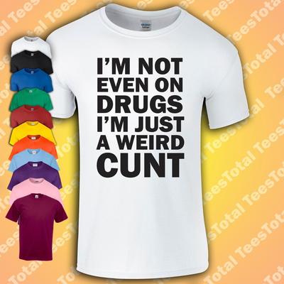 Je ne suis même pas sous l'emprise de drogues, je suis juste bizarre T-shirt | Festival drôle et grossier pour adultes