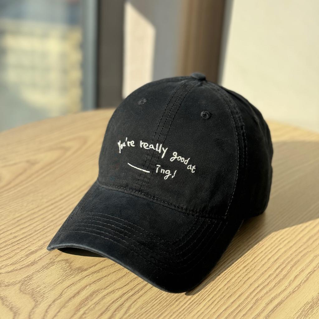2026Neue stilvolle Baseballkappe mit weichem Schirm für Damen, Stickerei mit Buchstaben im japanischen Stil, Unisex-Frühlings-Sommer-Hut, der das Gesicht kleiner aussehen lässt