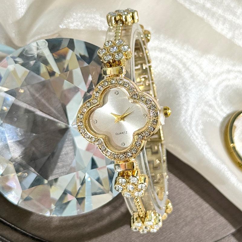 

Four leaf clover bracelet watch flower shaped women s fashion watch білий