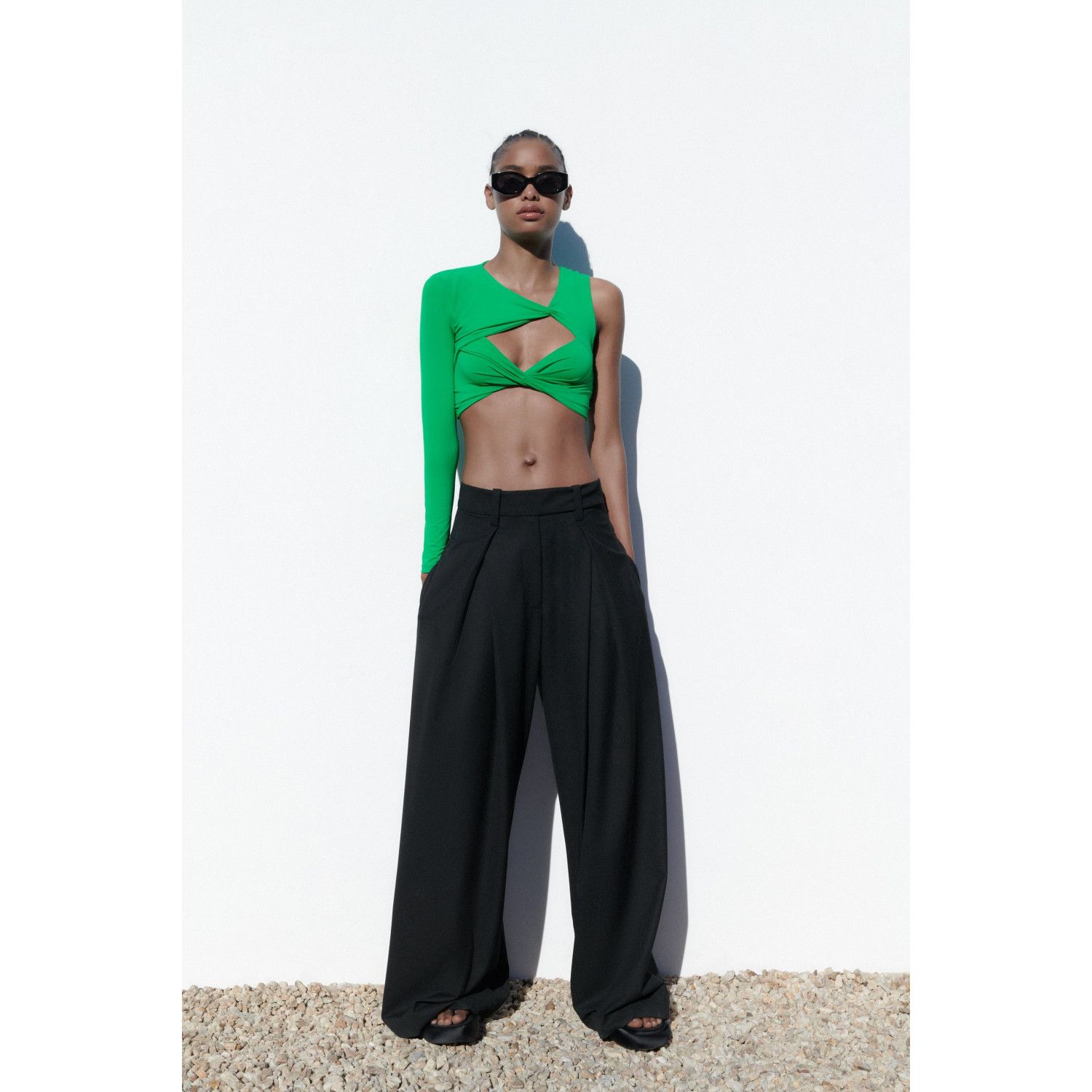 

ASYMMETRIC TOP WITH KNOTS