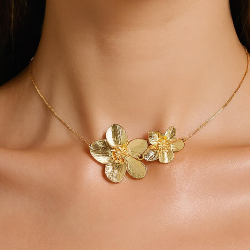 Stainless Steel Fashionable Large Flowers Necklaces for Women Ladies Classic No Fading Collarbone Necklaces Charm Jewelry Gifts