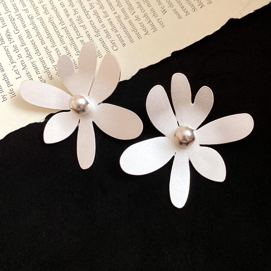 

K sand gold flower fashion earrings personality temperament versatile stud earrings light luxury high sense earrings design sense niche