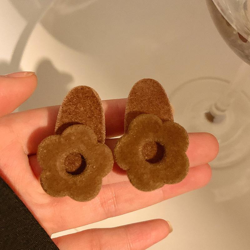 Romanee Manor - French Retro Black Velvet Floral Hairpin for Women, Elegant Side Clip for Bangs