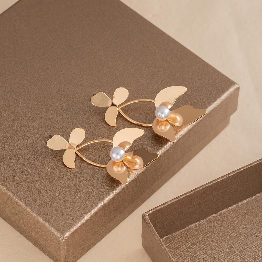 Simple Metal Wind Stud Earrings, Atmospheric Exaggerated Design, Light Luxury Earrings, Pearl Flowers, High-End Earrings.