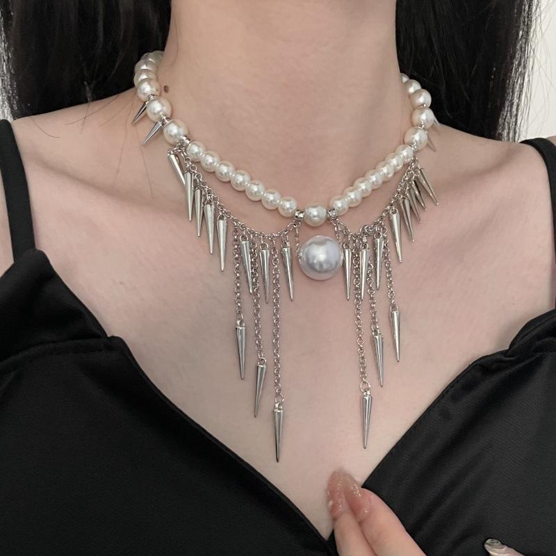 Light luxury niche personality rivet fringed pearl necklace female tide cool fashion temperament design advanced sense collarbone chain