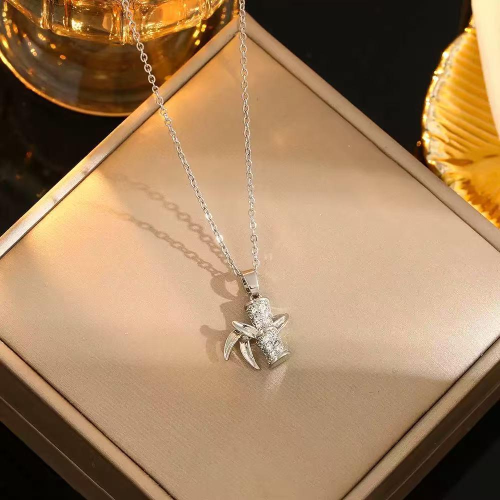 Vintage Titanium Steel Women's Pearl Pendant Necklace - Light Luxury Clavicle Chain