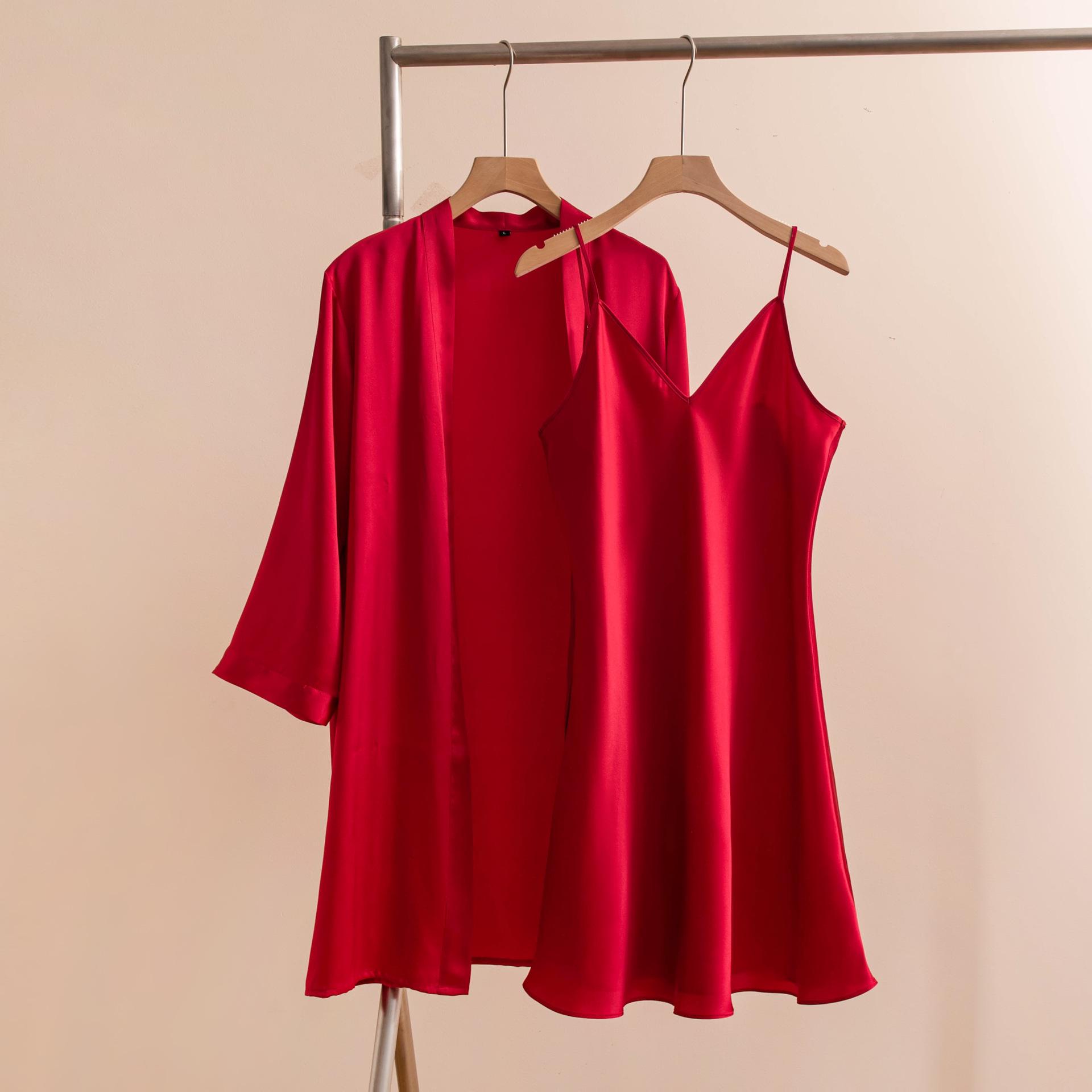 

Elegant French Mulberry Silk Camisole & Robe Set for Wedding Morning L червоний