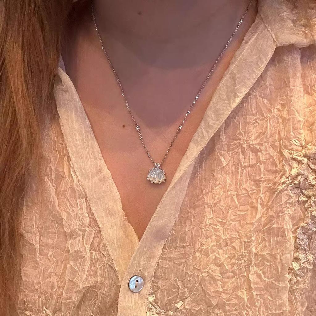 Original Inlay Diamonds White Fritillaria Shell Pendant Exquisite Romantic Sparkling Necklace Wedding Engagement Jewelry Gift