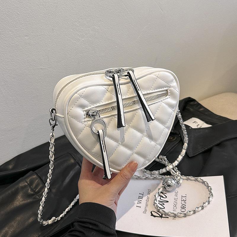 

Niche fashion плечо love мини-цепочка маленькая женская сумка 2024 новая весна и лето ромбовидная сумка через плечо белый