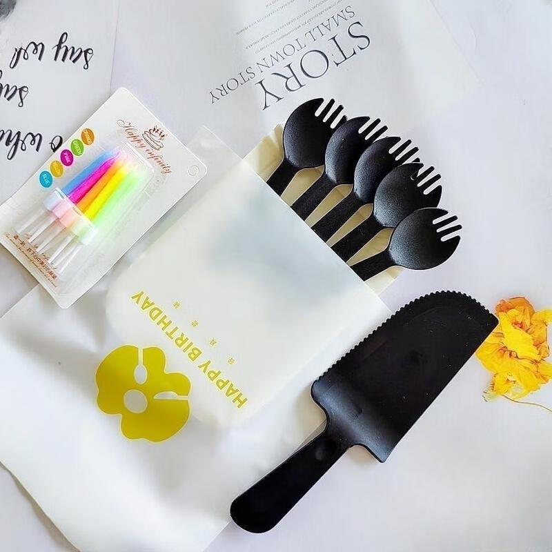 

Disposable Plastic Dinnerware Set