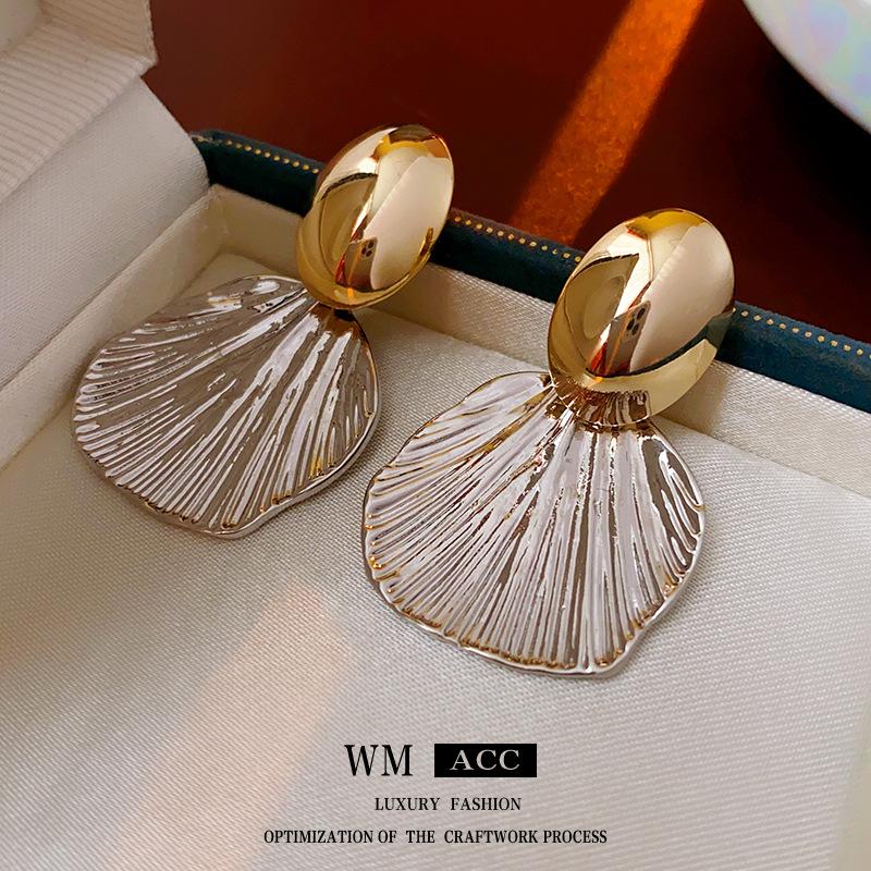 

Серьги из натурального золота с гальваническим покрытием и серебряными игольчатыми плиссированными металлическими серьгами в виде ракушек, модные темпераментные серьги, легкие роскошные и высококачественные серьги 1#