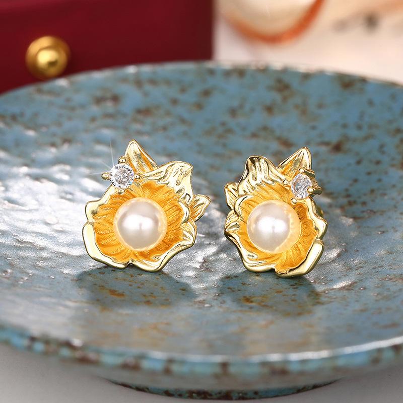1 Pair of Fashionable Synthetic Zircon and Imitation Pearl Shell Flower Earrings, Fashionable French Retro Light Luxury Earrings