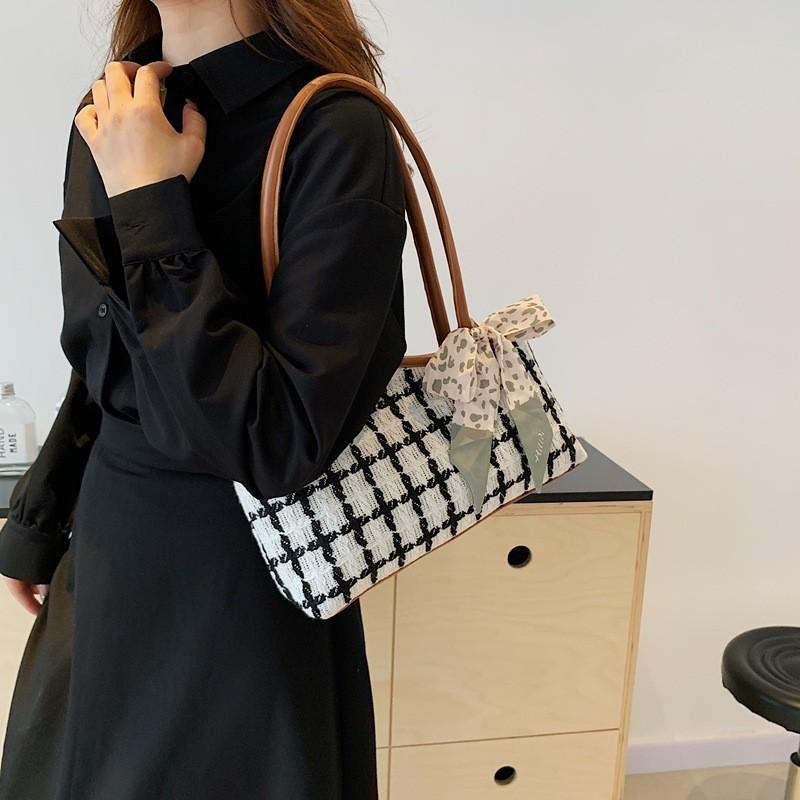 Chic And Minimalist Womens Shoulder Bag With Spacious Interior And Trendy Look