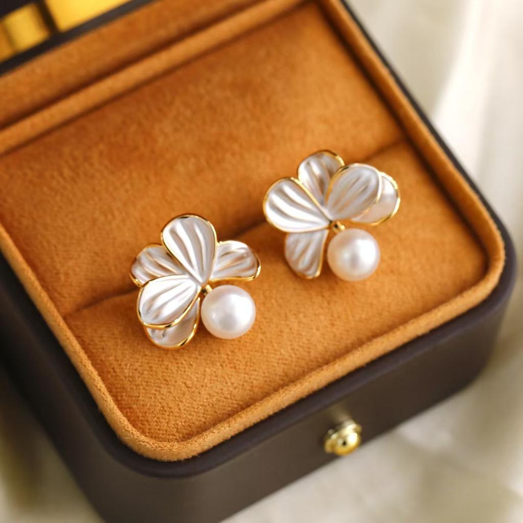 Light Luxury, Elegant and High-end White Flower Pearl Stud Earrings, New Design, Simple and Exquisite Versatile Earrings.