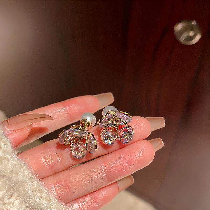 Exquisite Geometric Flower Diamond Stud Earrings - Light Luxury Fashion Style