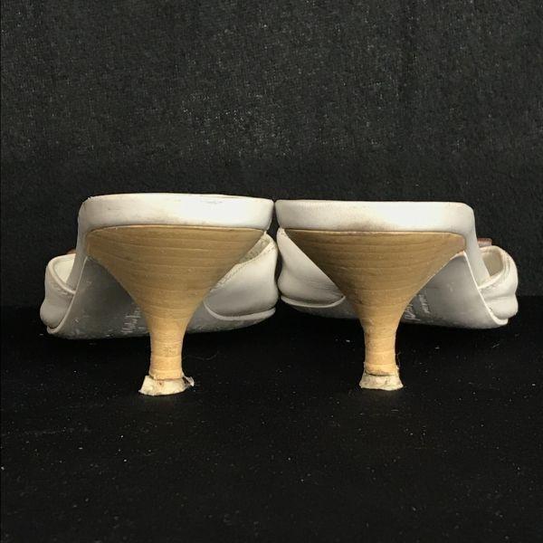 Salvatore Ferragamo Mules Sandalen mit offener Zehenpartie Größe 5D 22.0-22.5 Weiße Schuhe Mules(GEBRAUCHT)