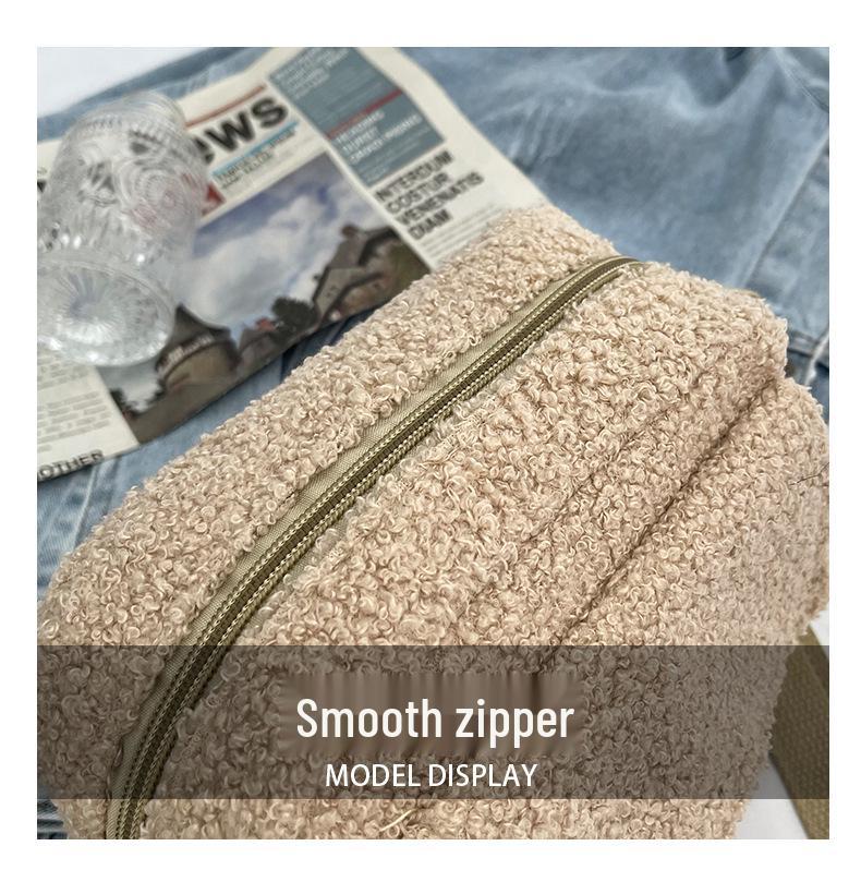 Sac bandoulière en laine d'agneau style coréen - Automne/Hiver 2025 Sac à bandoulière carré tendance de petite taille et de couleur unie