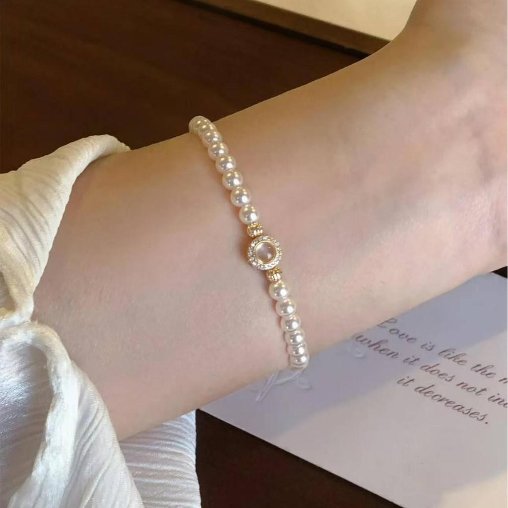 Elegant French Pearl Bracelet: Women's High-End, Light Luxury, Stylish Niche Design with a Sweet, Versatile Appeal.