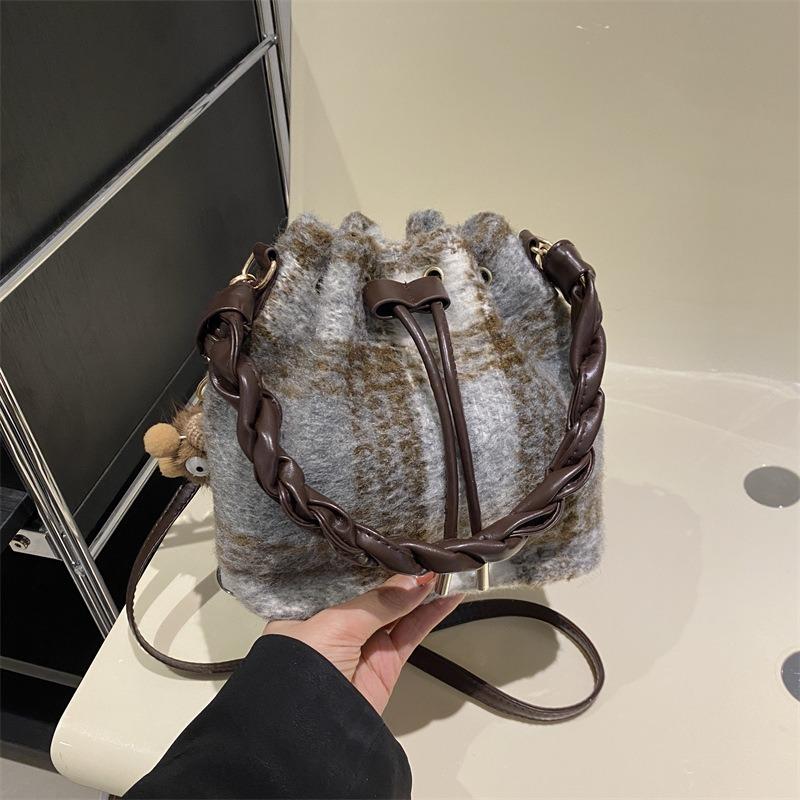 Today's fashion and large-capacity retro plaid strap bag women's new messenger bag bucket bag