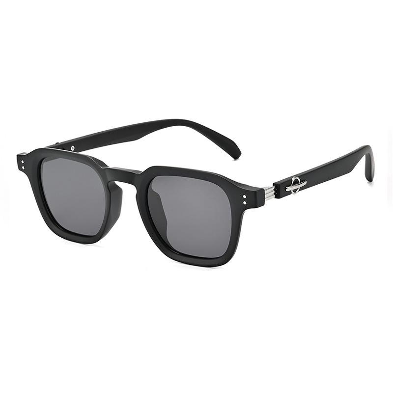 Stylish Polarized Wood Grain Rivet Sunglasses for Women & Men - High-End Look with UV Protection