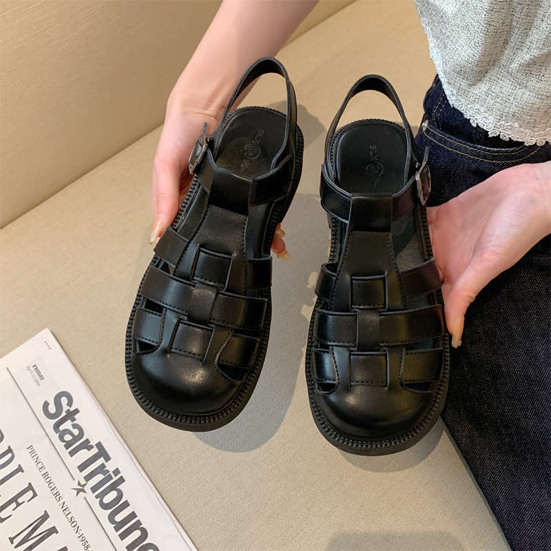 

Baotou sandals women s summer wear 2025 new models with skirts, thick-soled beach Roman shoes, fairy flat-soled pig cage single shoes 35 чёрный