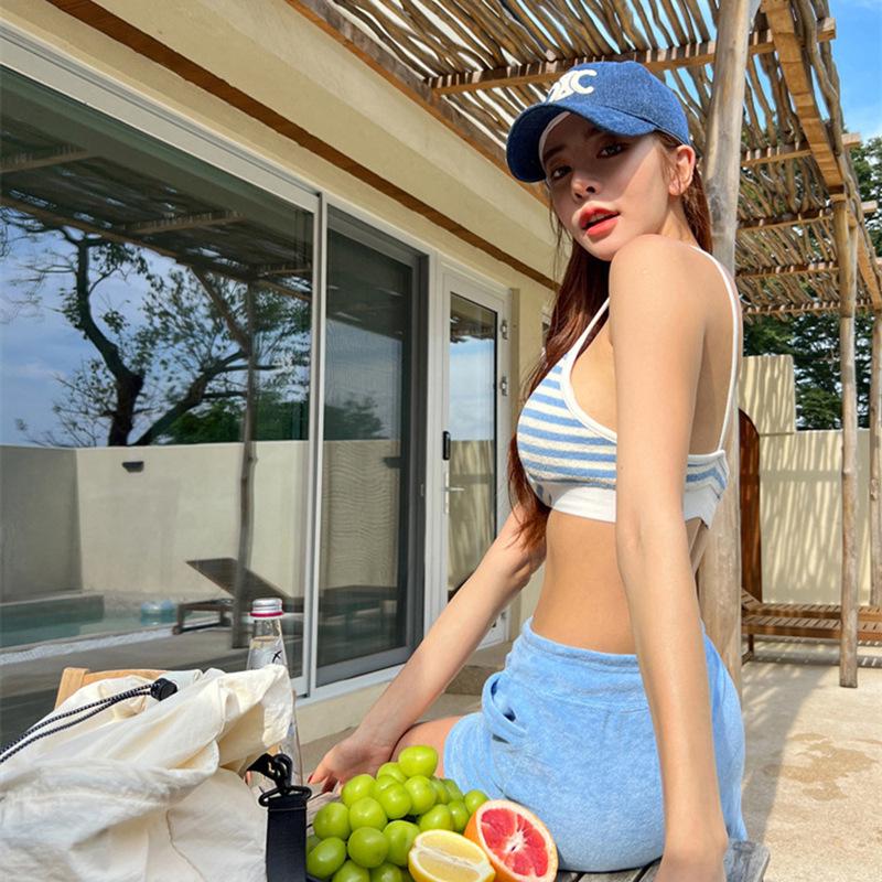 

2024 Женский высококлассный корейский полосатый купальник с цветовыми блоками, сексуальный с разрезом, для отпуска или горячих источников M фиолетовый