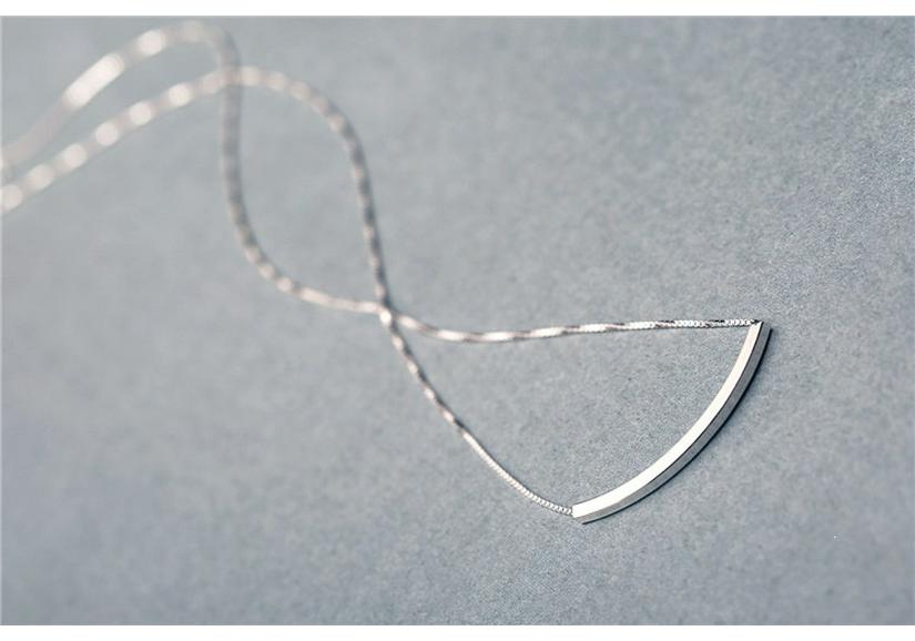 Elegant Curved Pipe Necklace - Short European & American Style Clavicle Chain for Women