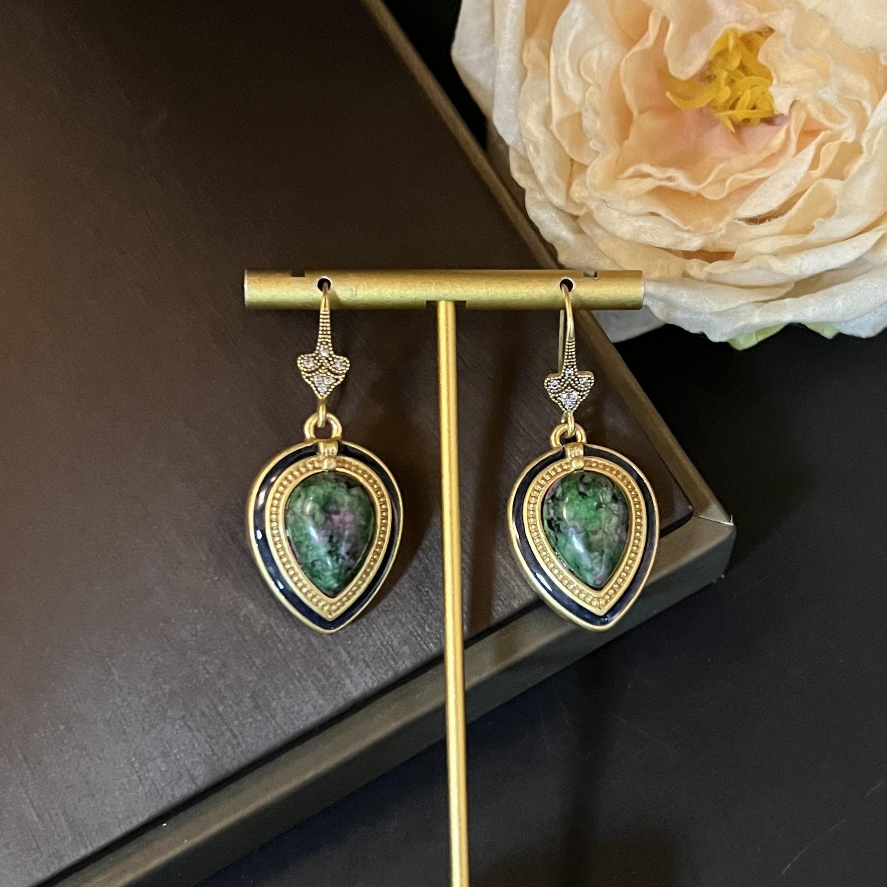 

Винтажная китайская брошь-эмаль клуазоне с кои и набор серег-подвесок с камнями-капельками No Size