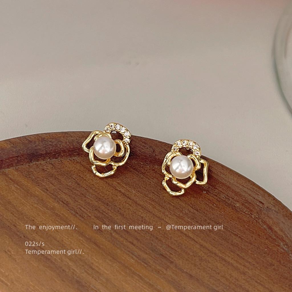 Xiaoxiangfeng mini version micro-inlaid zircon camellia stud earrings, small commuting versatile pearl flower earrings.