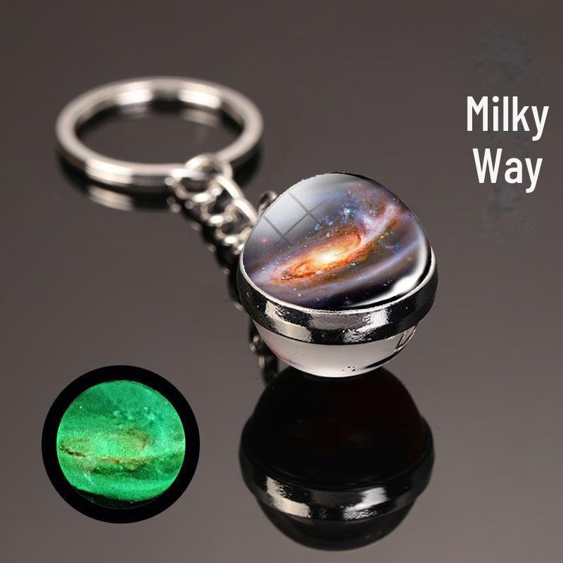 Oboustranná křišťálová galaktická klíčenka s designem planet a měsíce