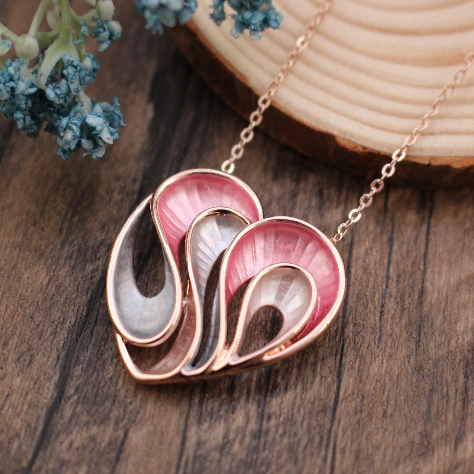 

Новый кулон в виде полого сердца с цветным покрытием, простой геометрический кулон-сердце в свежем стиле для женщин