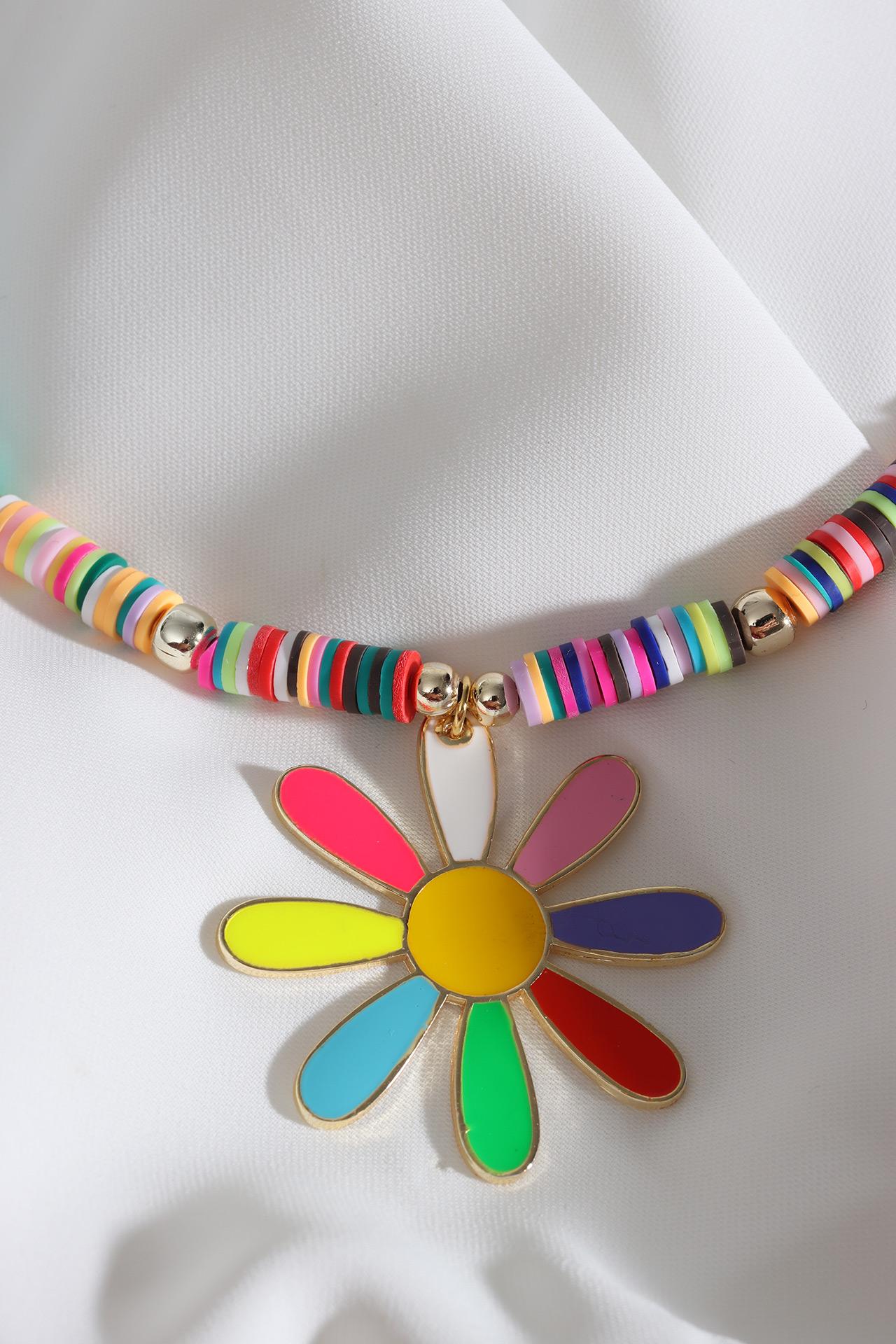

Колье с разноцветной эмалью в виде ромашки и зелеными бусинами Fimo
