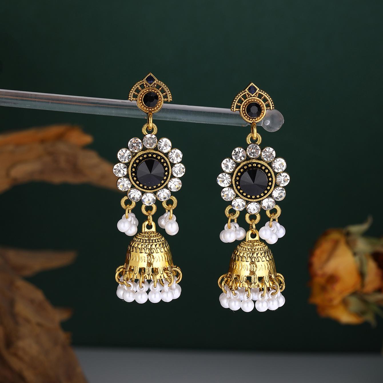 

Retro Ethnic Tassel Earrings with Exquisite Dangle Design - Light Luxury and Versatile Jewelry чорний