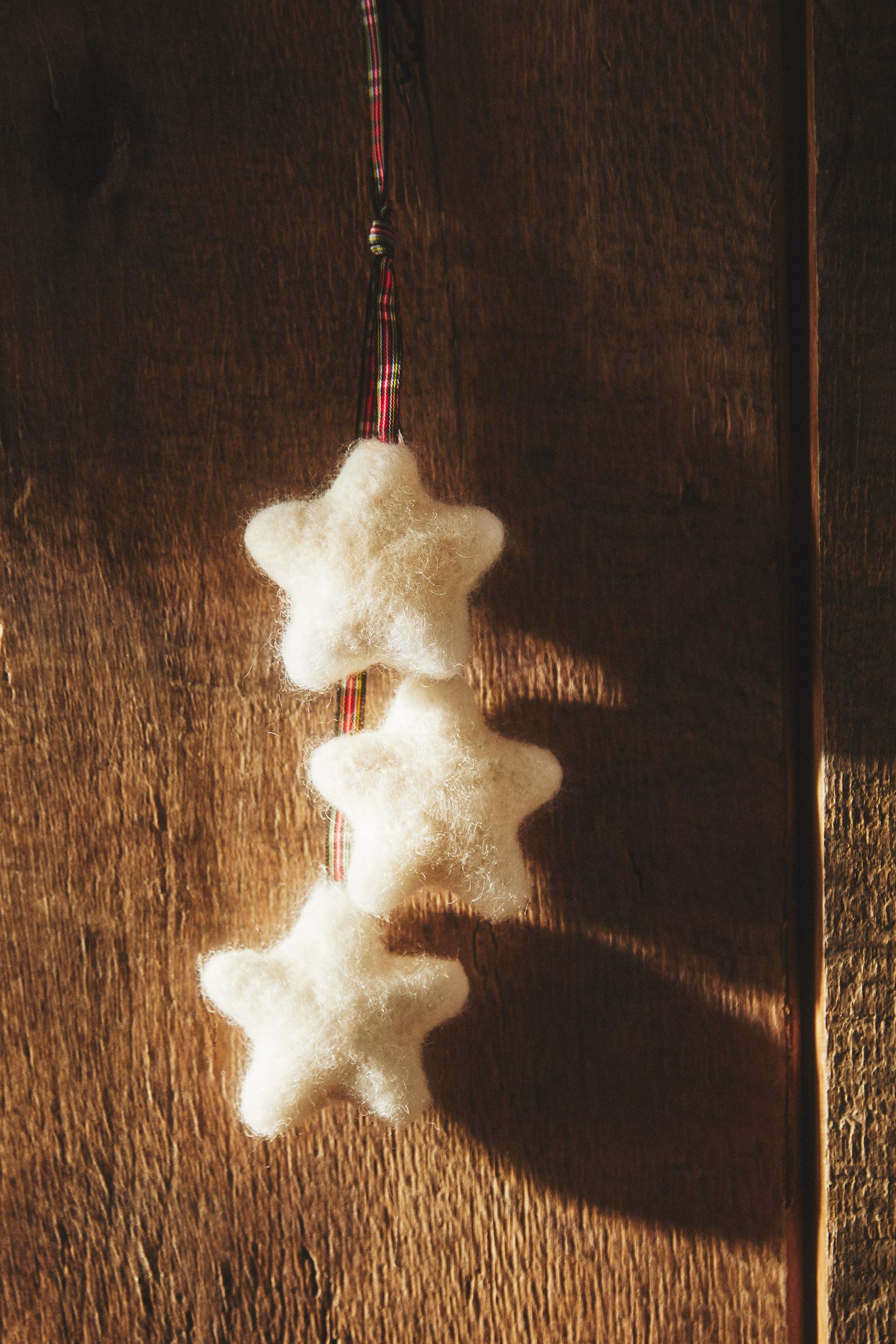 

FELT CHRISTMAS DECORATION WITH TARTAN STARS
