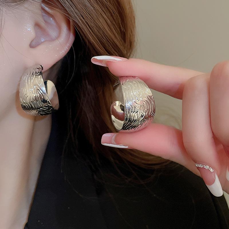 Heavy industry wide-sided C-shaped geometric stud earrings exaggerated high-end simple niche earrings