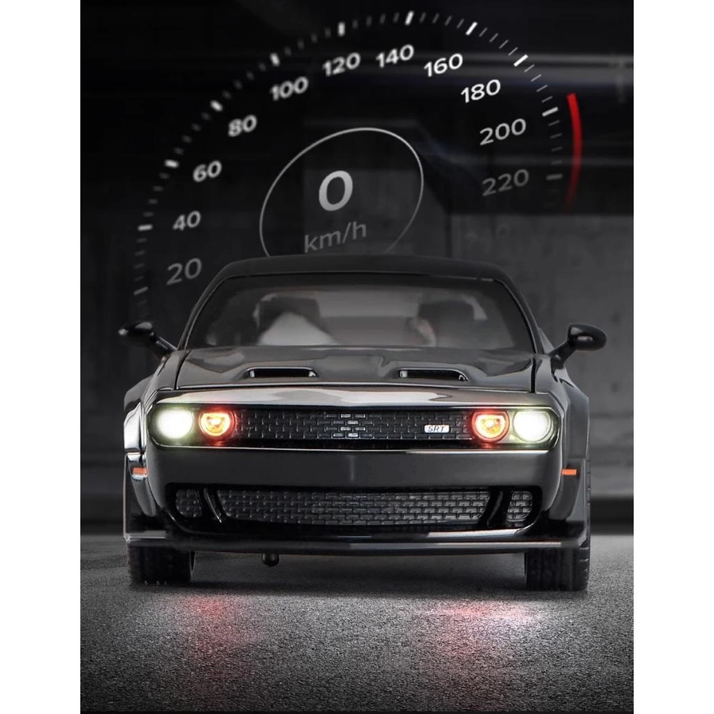 Modellino in lega Dodge Challenger Hellcat Redeye Scala 1/32 Muscle Car con Suono e Luci Giocattolo per Bambini Collezionabili Regalo di Compleanno