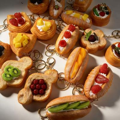 Chaveiro Brinquedo de Apertar Comida Simulada Alívio de Estresse Pão Sobremesa Argola de Chaveiro Decoração para Pendurar em Mochila Pingente de Bolsa Pingente de Carteira