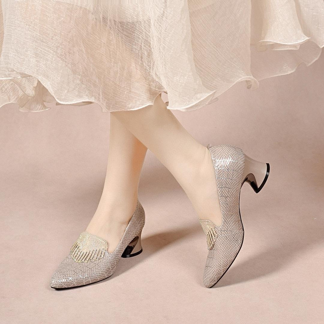 

Женские туфли-лодочки на высоком каблуке 2025 толстый каблук глубокий вырез с бахромой горячий бриллиант одинарные туфли легкая роскошь банкетные туфли дизайнерская модная обувь 40