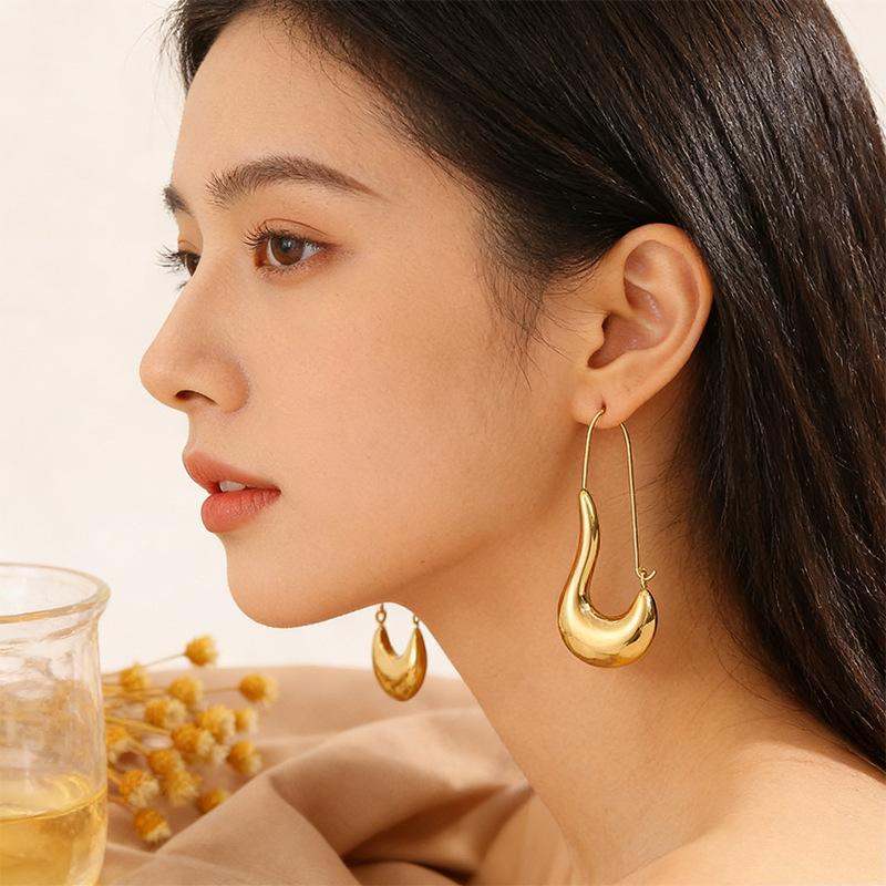 Fashionable and Versatile Titanium Steel Crescent Earrings for Women, Gender-specific Pin Earrings, 18K Gold Color-retaining Earrings