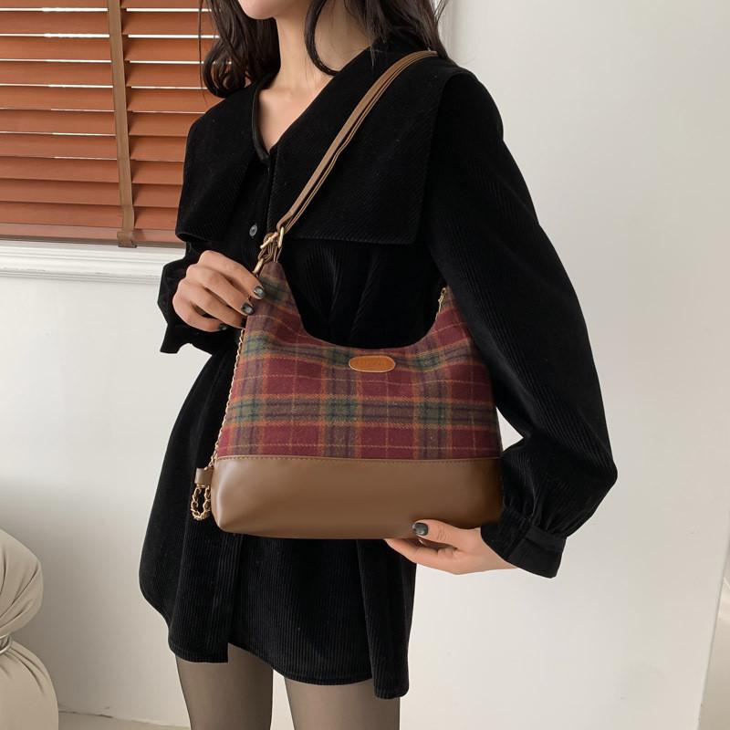 Trendy Chain Shoulder Bag With Chic Minimalist Design Ideal For Casual Outfits In Red Checkered