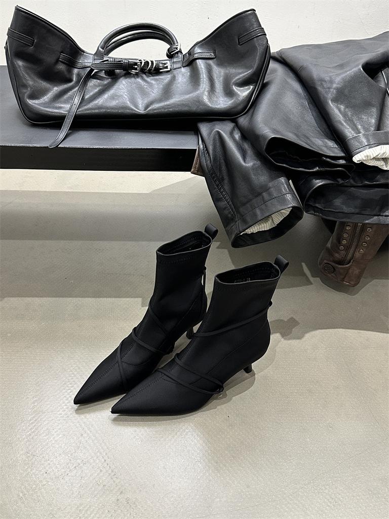 French retro pointed stiletto short boots women's 2025 autumn and winter new fashion versatile temperament thin fashion boots tide