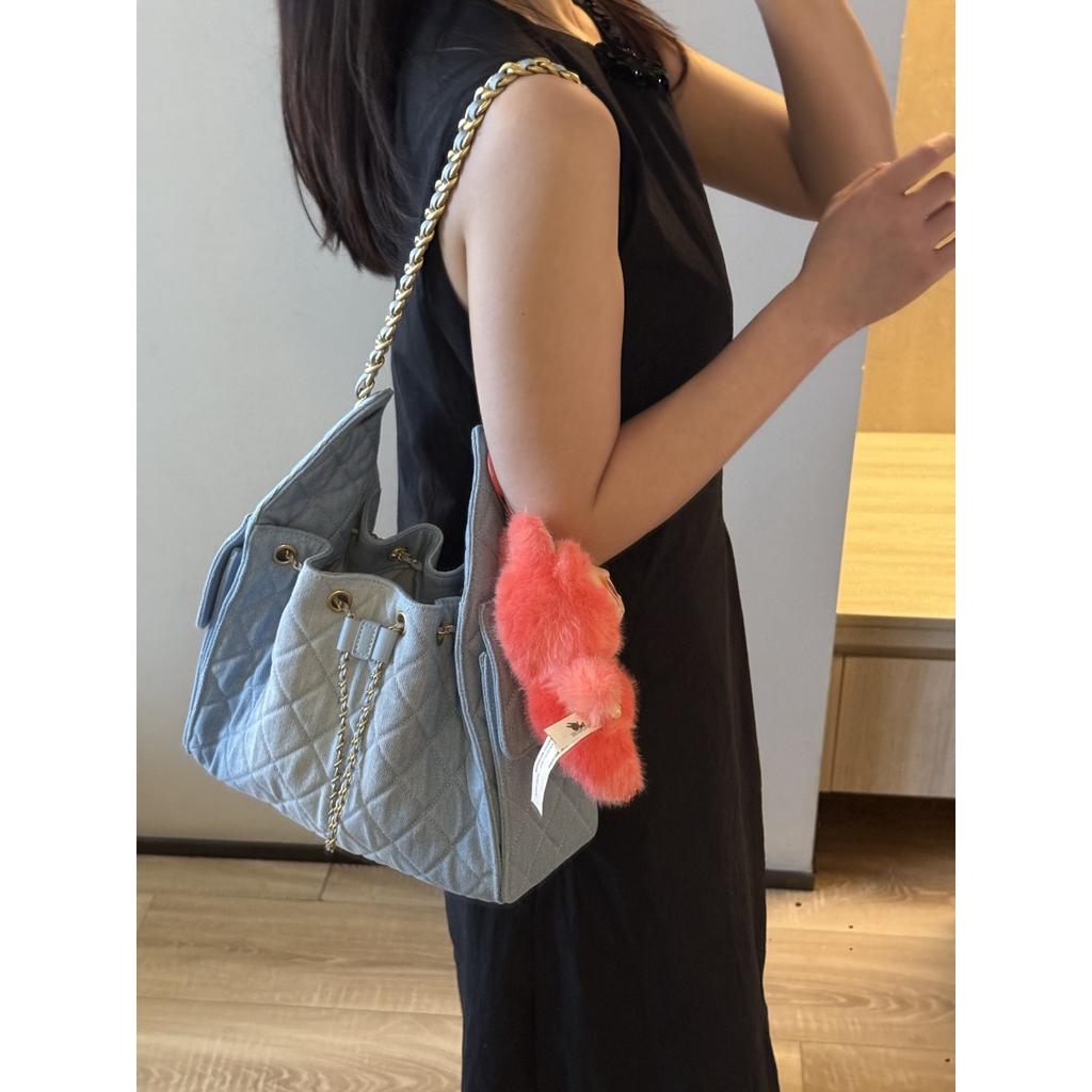 2025 Nová vůně Džínová taška Hobo s stahovací šňůrkou pod paži Vintage neformální Diamantový kostkovaný řetízkový ruční taška Taška přes rameno