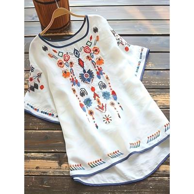 Plus Size Broderad Blus med Hög Låg Fåll, Boho Halvärmsblus för Vår & Sommar, Damkläder i Plus Size