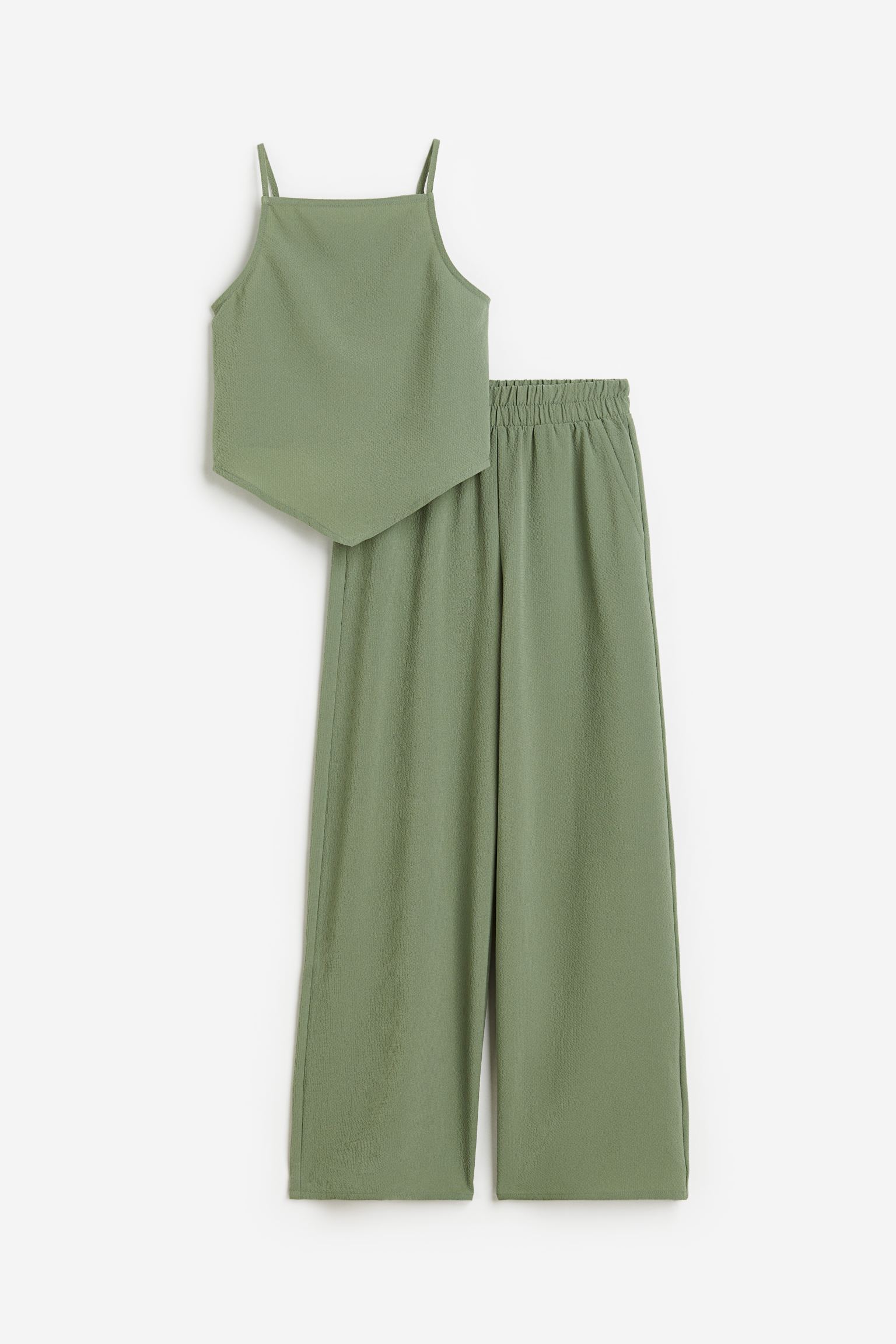 

Комплект из двух предметов: топ и брюки.