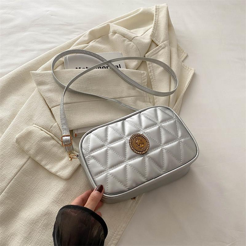 

Stylish And Minimalist Shoulder Bag For Fall Featuring Chic Design And Versatile Colors