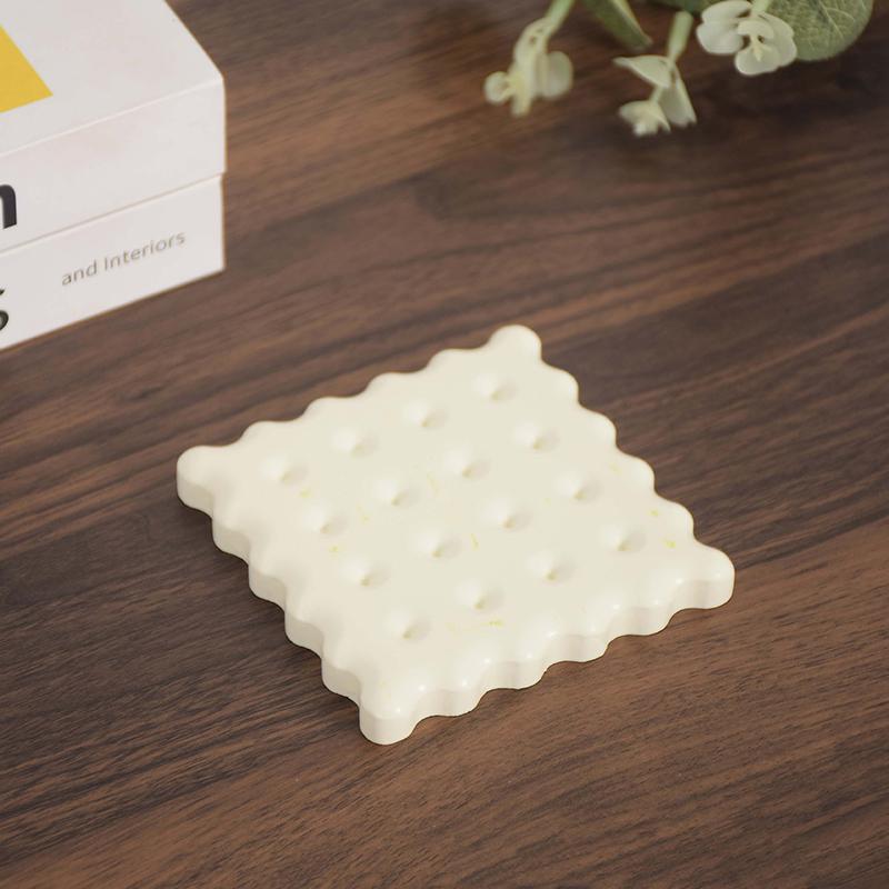

Biscuit Shaped Wooden Cup Mat Cute Tea Coffee Mug Drinks Holder For Tableware Decor Durable Kitchen Decoration Home Coaster білий