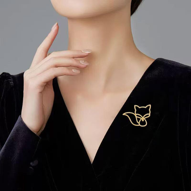 Gold Fox Brooch: Elegant Women's Suit Pin, Stylish Korean Fashion Accessory