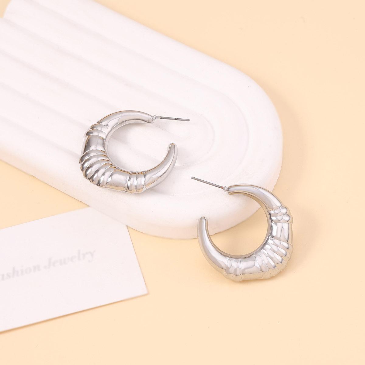 

The niche design sense of the bull horn plain ring ear studs is unique and trendy, with a retro punk style