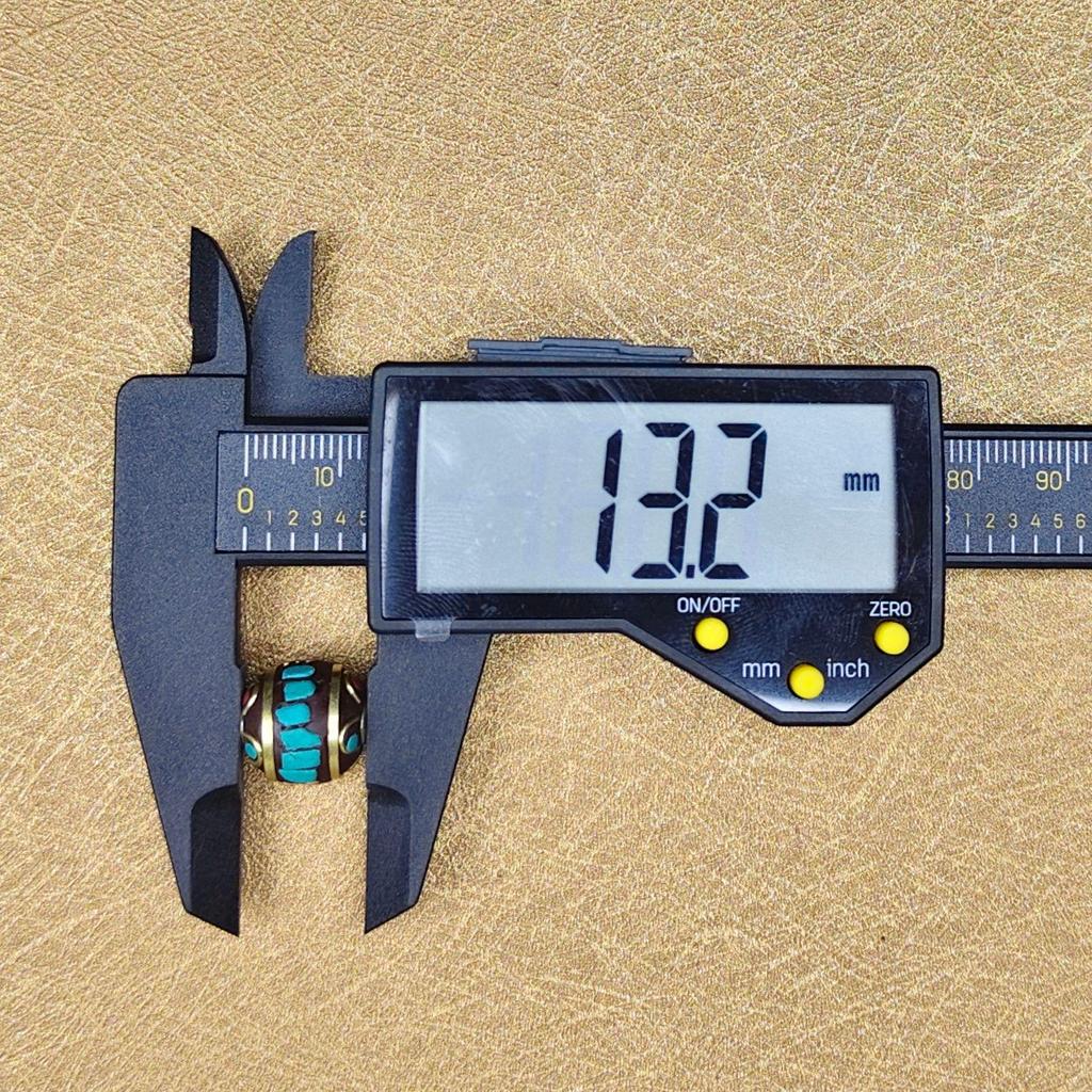 Nepalski Ręcznie Robiony Naszyjnik z Sześciosylabową Mantrą z Mosiężnymi Inkrustowanymi Koralikami