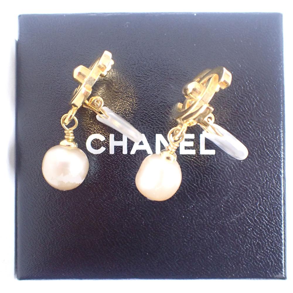 Pre-owned CHANEL faux pearl earrings with gold hardware and box (g512-33)